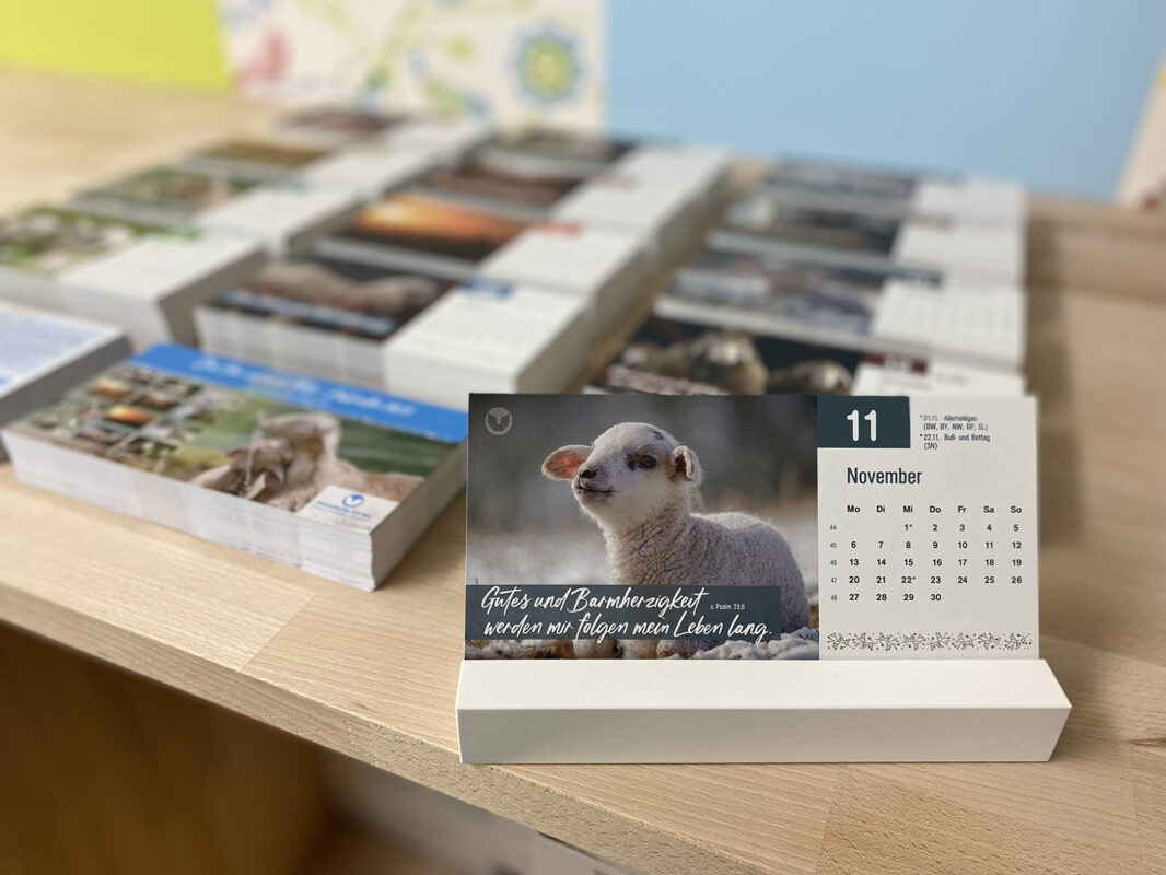 Kalender im weißen Holzsockel - Kalender 2023 - Psalm 23